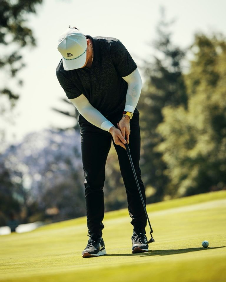 Canelo Álvarez disfrutando del golf