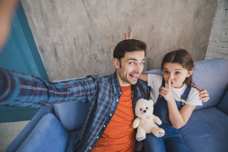 Familia compartiendo un momento de tranquilidad.