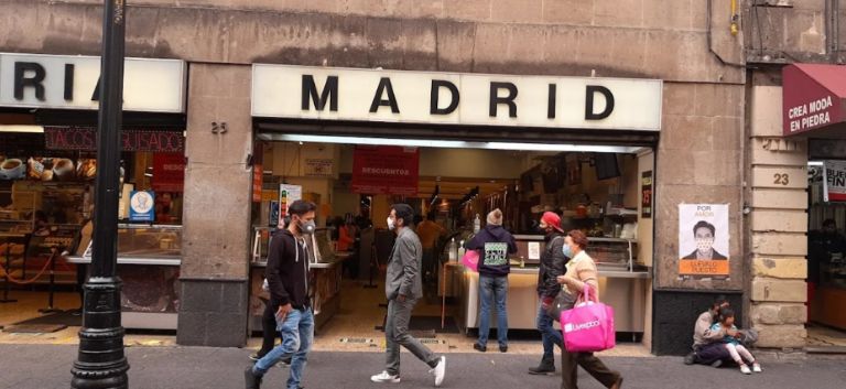 Variedad de pan dulce en La Madrid