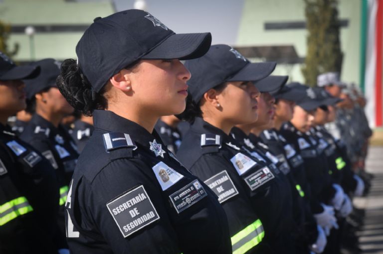 Gráfico comparativo de salarios por género de policías en México
