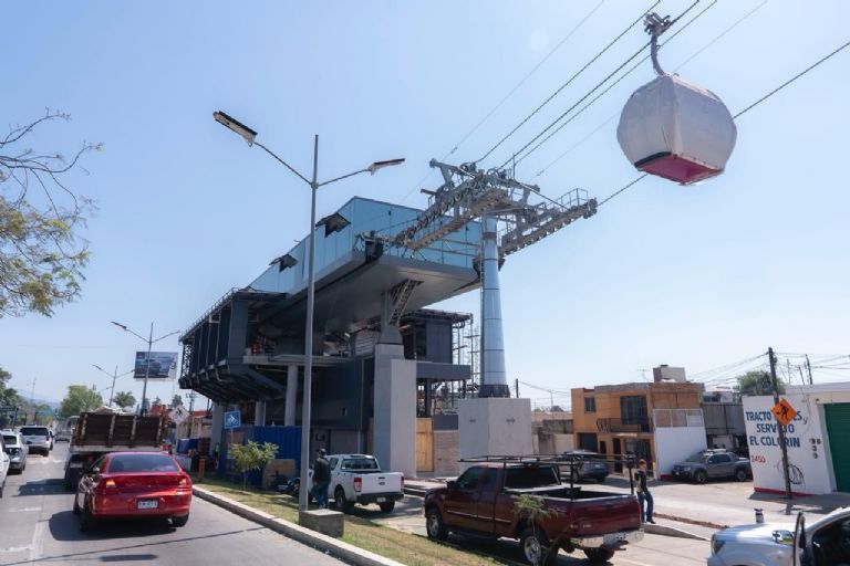 Pasajeros disfrutando del nuevo teleférico de Uruapan