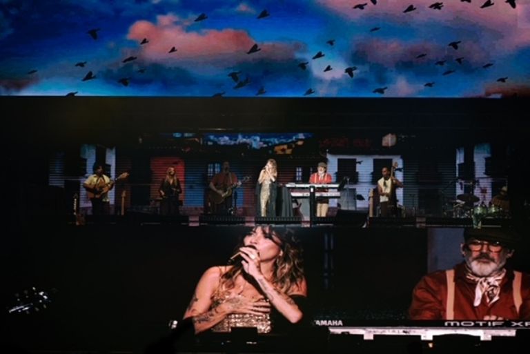 Kany García emocionando al público con su música