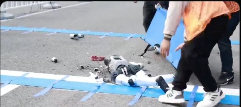 Detalle de un robot humanoide en movimiento