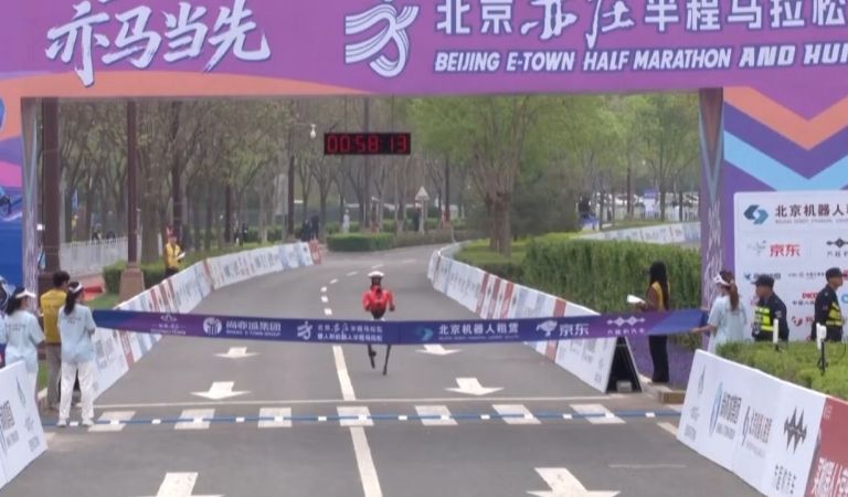 Robot humanoide corriendo en una pista