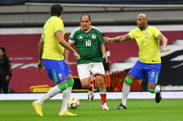 Jugadores históricos de México y Brasil en el Estadio Banorte