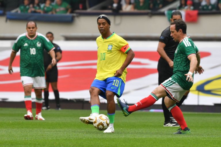 Gol de Luis Hernández 'El Matador' en partido de leyendas