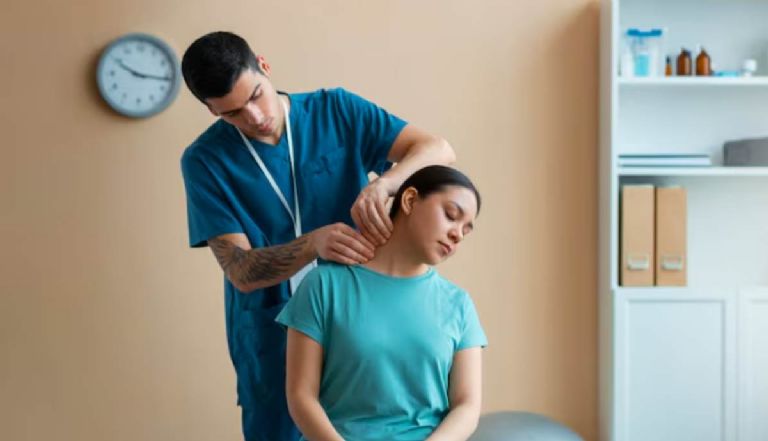 Persona realizando ejercicios de rehabilitación con un fisioterapeuta