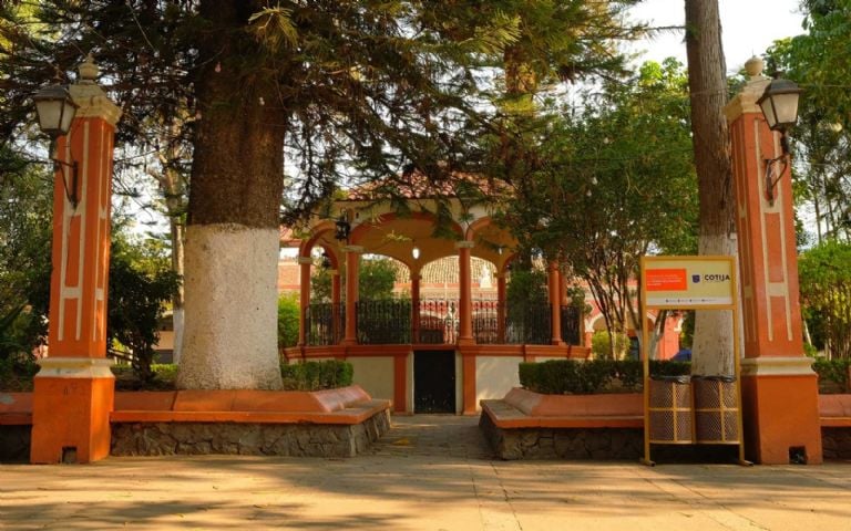 Pueblo michoacano: calles empedradas, queso rico.