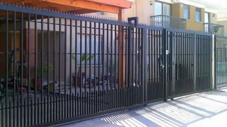 Fachada moderna con seguridad discreta en México