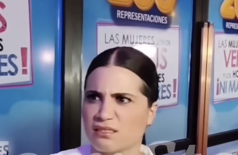 Cinthia Aparicio mostrando incomodidad ante la prensa
