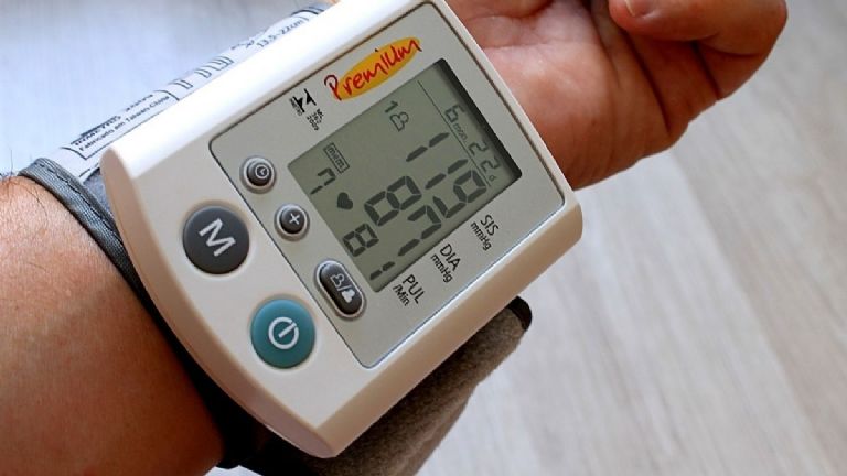 Ilustración del sistema nervioso autónomo y su conexión con órganos vitales.