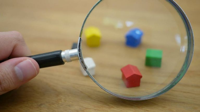 Propietario hablando con un posible inquilino