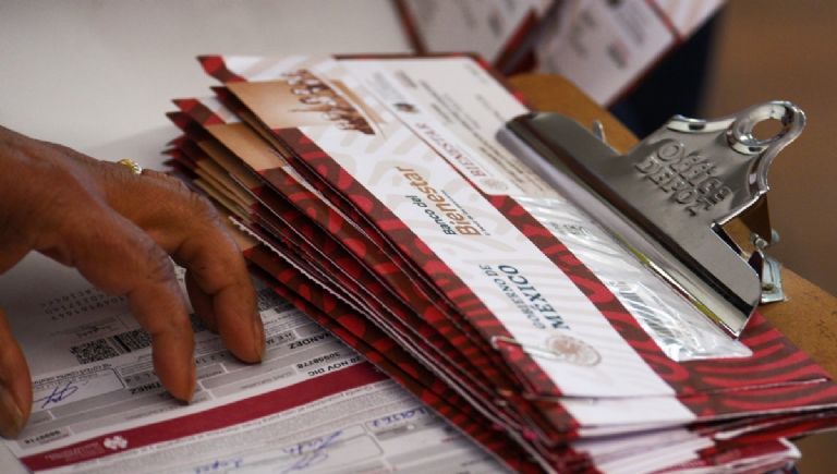 Persona mayor revisando su tarjeta del Bienestar