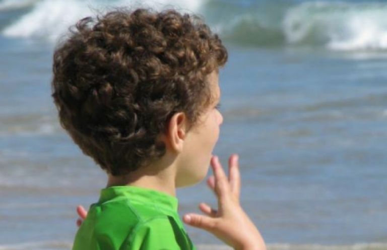 Niño en una sesión de terapia neurológica con equipo especializado