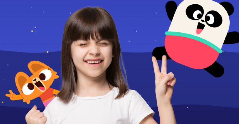 Niños creando arte en un taller