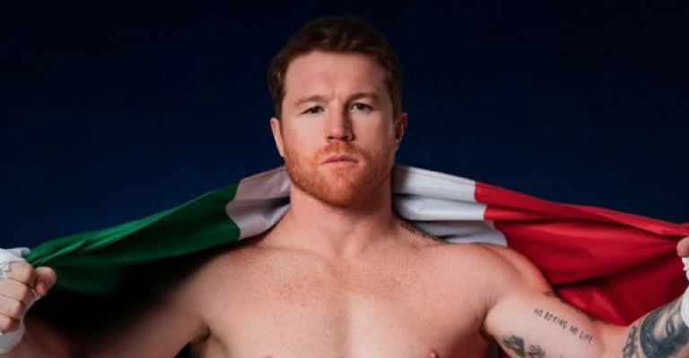 Saúl 'Canelo' Álvarez con amigos en un evento deportivo.