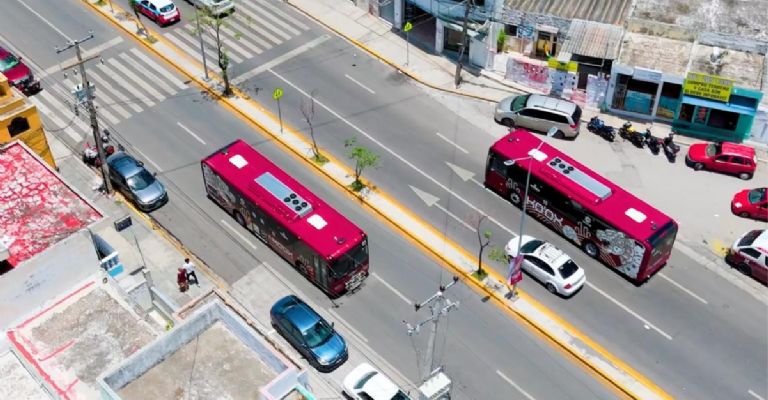 Vista del Tren Ligero de Campeche operando sobre su vía virtual.