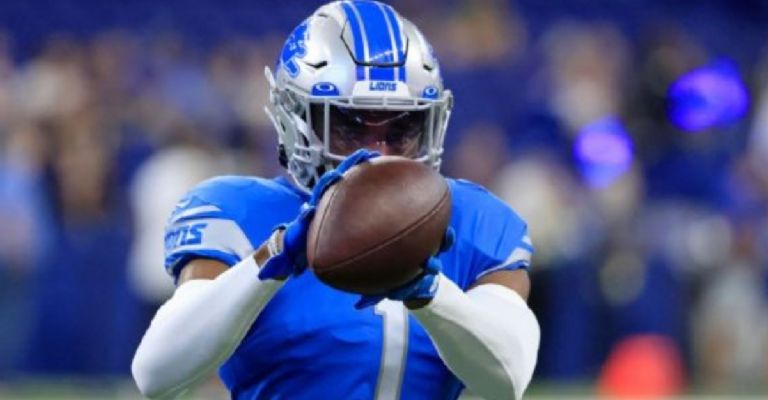 Jeff Okudah cubriendo a un receptor en la NFL