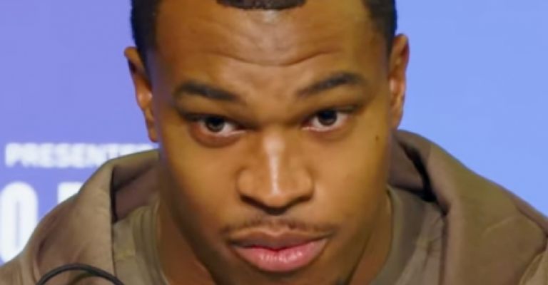 Tyree Wilson luchando por la tacleada en la NFL