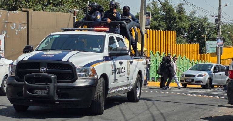 Imagen ilustrativa de agentes de policía en servicio