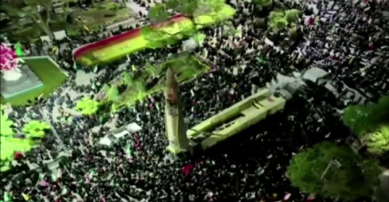 Misil expuesto en manifestación en Teherán