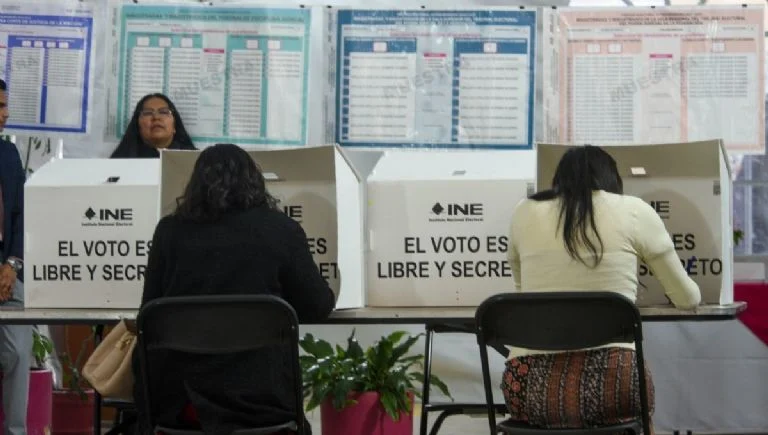 Detalle de legisladores debatiendo en el Congreso.