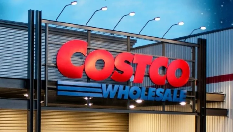 Miembros de Costco comprando en una tienda en México