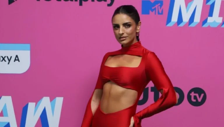Eugenio Derbez, Aislinn Derbez y Mauricio Ochmann colaboran en nuevo proyecto cinematográfico, generando comentarios jocosos de Eugenio.
