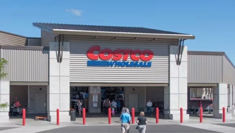 Empleados de Costco celebrando un día libre