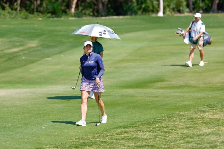 Jugadora de golf en acción en el Riviera Maya Open