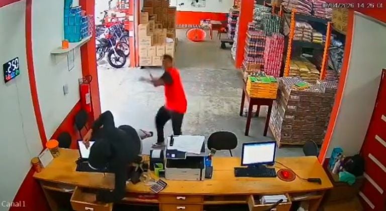 Empleados con machetes repelen asalto