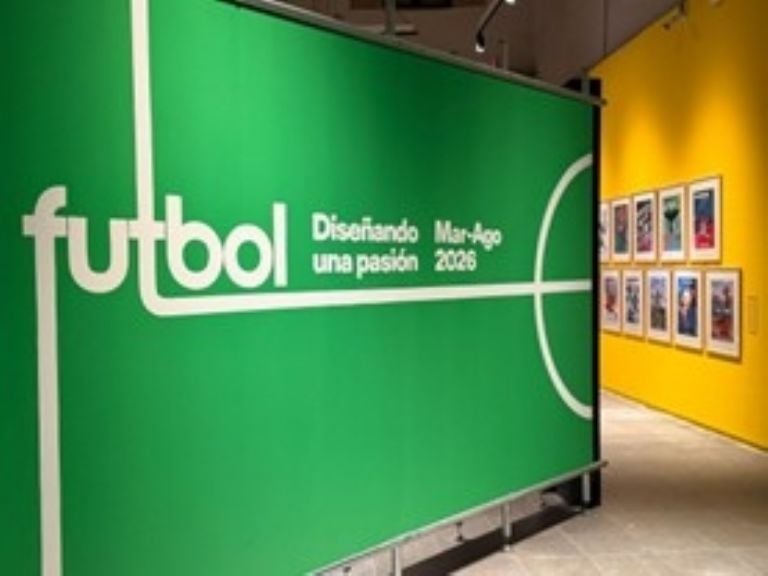 Balones y trofeos de fútbol en exhibición