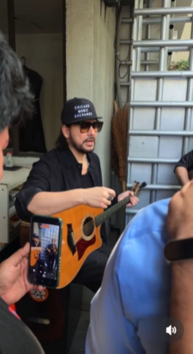 Beto Cuevas canta “Enjoy the Silence” en la calle tras sismo.