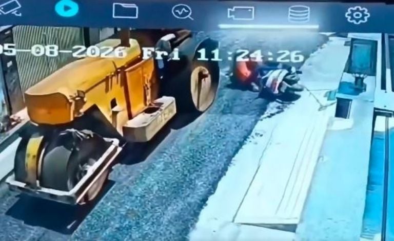 Máquina compactadora de asfalto en funcionamiento
