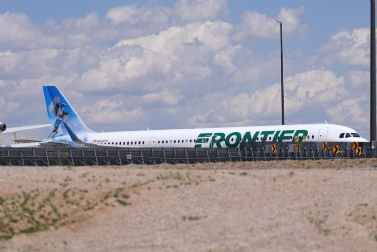 Video: avión golpea a persona en Denver.