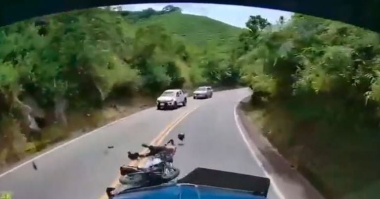 Motociclistas mueren en choque frontal con tráiler.