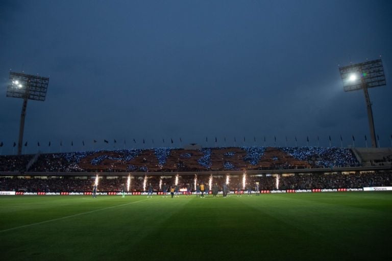 Jugadores de Pumas y Pachuca en acción