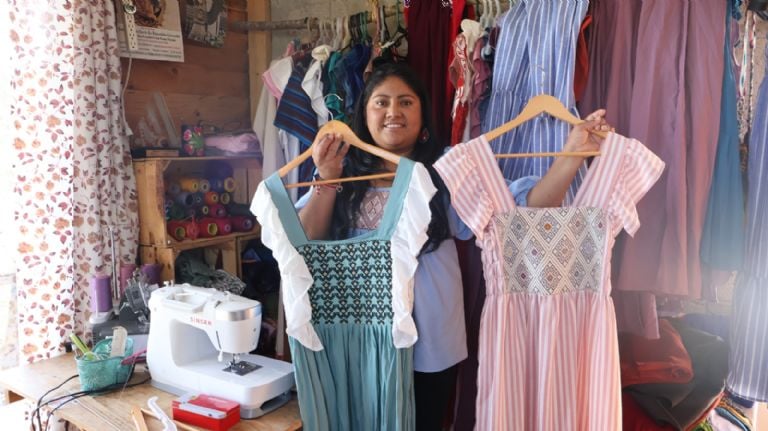 Mujer luciendo un vestido largo bordado, diseño exclusivo