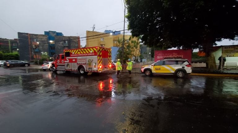 Guadalajara: Lluvias inundan calles, dañan autos y árboles.