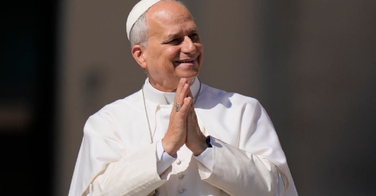 Papa y Rey de España dialogan en El Vaticano.