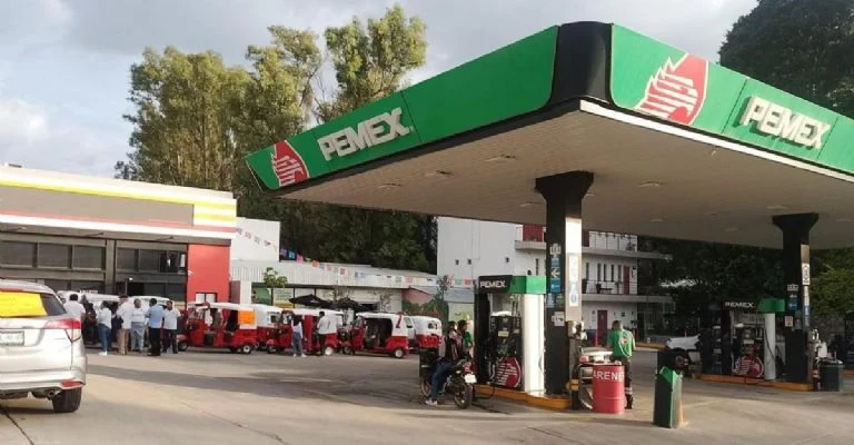 Automovilistas cargando gasolina en una estación de servicio en México.