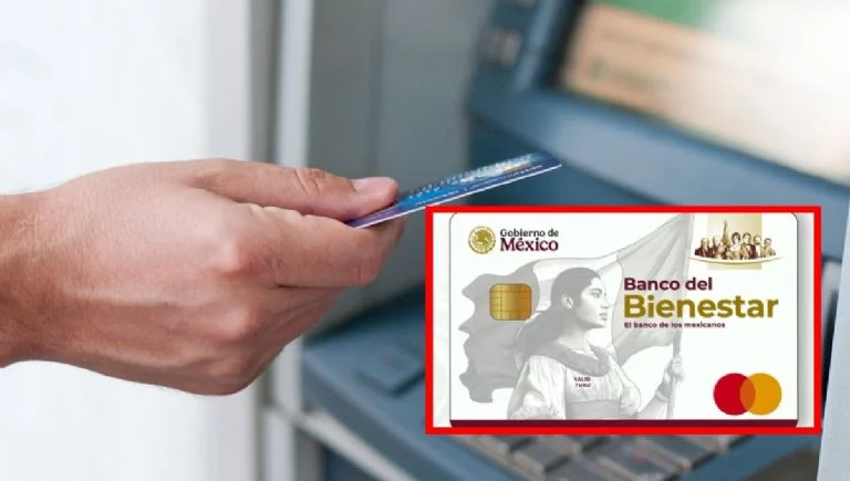 Persona mayor revisando su tarjeta bancaria con atención