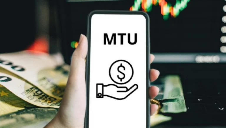 Persona configurando límite diario de operaciones en su móvil