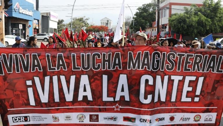 Docentes reunidos en protesta por sus derechos laborales
