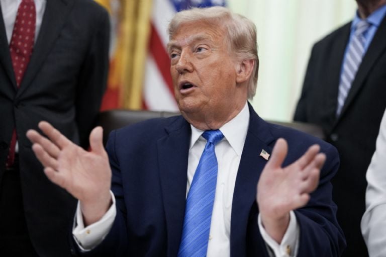Dólar cae ante peso por Trump.