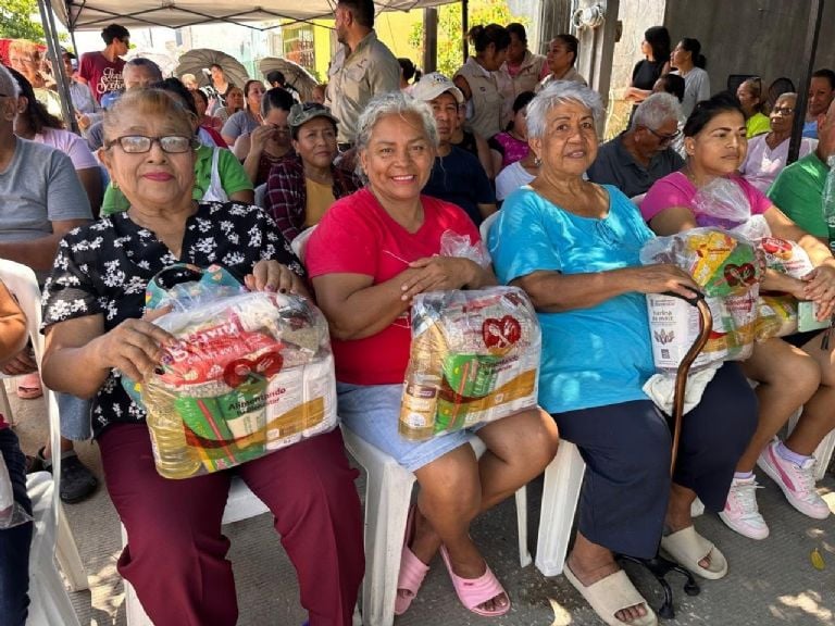 Familia recibiendo apoyo alimentario en Tamaulipas