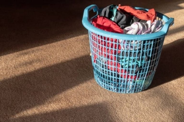 Transformación de contenedor de ropa sucia en cesto decorativo