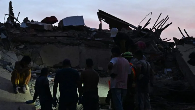 Equipos de rescate trabajando en zonas afectadas por sismo