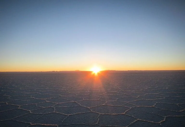 Migrantes siendo asistidos en el desierto