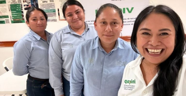 Profesionales participando en un taller de campo para la producción de caña de azúcar.